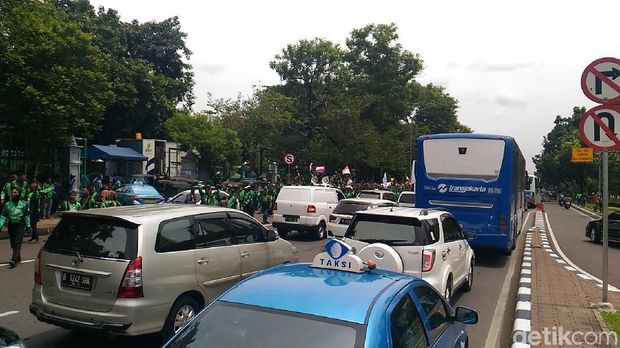  Driver ojek online longmarch menuju kantor Kemenhub, Kamis (23/11/2017)