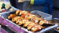 Siapa yang suka lobster? Di Myeongdong Anda bisa mencicip daging lobster yang dimasak dengan keju dan dipanggang. Lelehan keju dan daging lobster berpadu menjadi satu. Harganya 15.000 won atau sekitar Rp 186.000 per porsinya. Foto: Daniel Food Diary