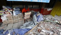 Pekerja mengangkut berbagai material untuk proses rehabilitasi sekolah.