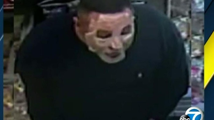 Polisi LA Buru Perampok yang Tutupi Wajah Pakai Masker Kecantikan