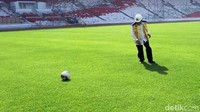 Basuki juga menggunakan kaki kirinya untuk menendang bola.