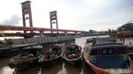 Melihat Kesibukan Sungai Musi Melihat Kesibukan Sungai Musi