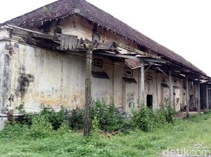 Melihat Bangunan Bekas Stasiun Bringin yang Memprihatinkan