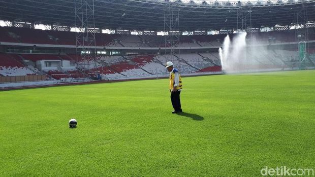 Menteri PUPR Basuki Hadimuljono Jajal Tendang Bola di Stadion GBK