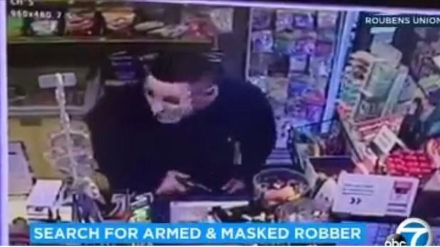 Aksi perampok bersenjata itu yang terekam di CCTV