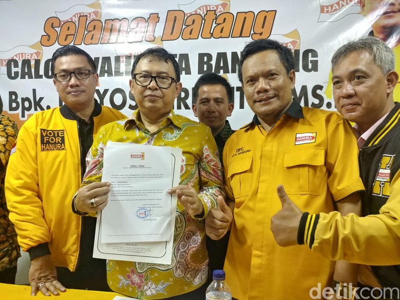 Yossi Irianto Terima Surat Tugas Cawalkot Bandung dari Hanura Yossi Irianto Terima Surat Tugas Cawalkot Bandung dari Hanura