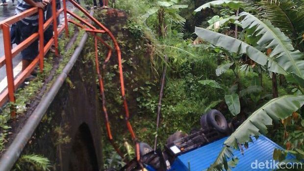 Mobil ini mengangkut plastik dari Semarang. 