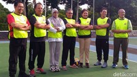 Tim Voli OJK yang dipimpin Ketua DK OJK, Wimboh Santoso berfoto bersama sebelum pertandingan.