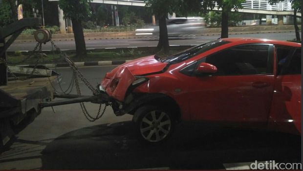 Tabrakan di Turunan Simpang Susun Semanggi, Mercy dan Mazda Ringsek