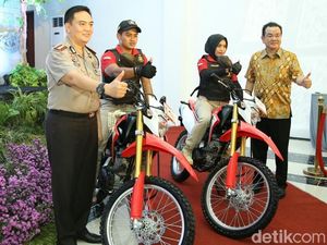 Kapolda Jatim Sumbang 3 Motor Trail untuk Polrestabes Surabaya