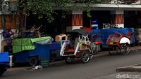 Walau toko-toko masih tutup, sudah ada traveler yang datang ke Malioboro. Ada yang jalan kaki santai, atau naik becak buat keliling (Kurnia/detikTravel)