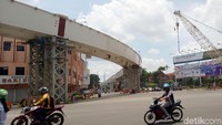 Kondisi bangunan bekas rumah makan yang memiliki 4 lantai itu memang sudah lama tutup. Bangunan itu masih berdiri kokoh terlihat sangat dekat dengan jalur lintasan yang membentang 30 meter dari Jalan A Rivai menuju Pasar Cinde. 