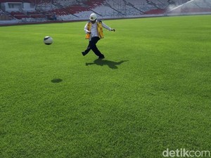Gaya Menteri PUPR Jajal Lapangan Bola Stadion Utama GBK
