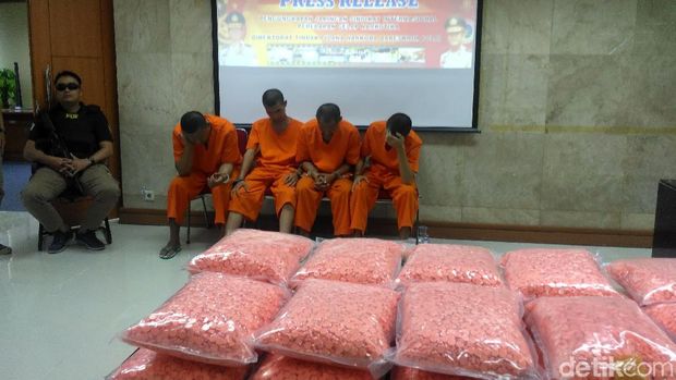  Jumpa pers Direktorat Tindak Pidana Narkotika Bareskrim Polri yang menggagalkan penyelundupan 600 ribu butir ekstasi dari Belanda ke Jakarta, Kamis (23/11/2017)