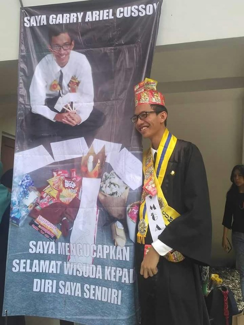 Viral Foto Ngenes Ucapi Wisuda untuk Diri Sendiri, Ternyata... Viral Foto Ngenes Ucapi Wisuda untuk Diri Sendiri, Ternyata...