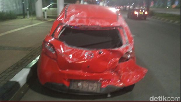Tabrakan di Turunan Simpang Susun Semanggi, Mercy dan Mazda Ringsek