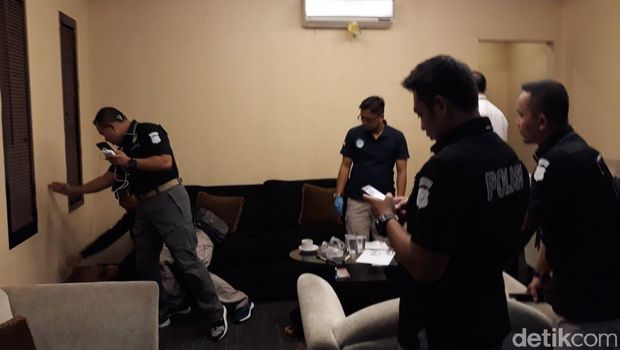 Proses olah TKP di rumah pengusaha garmen