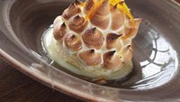 Walaupun bernama Alaska, tapi kue ini sebenarnya berasal dari Amerika Serikat karena pada tahun 1955 Amerika berhasil membeli negara Alaska. Masyarakat Amerika merayakannya dengan cara membuat kue dan diberinama Baked Alaska. Foto: Istimewa