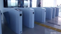 Untuk membeli tiket kereta bandara, calon penumpang akan diarahkan ke lantai 3. Di mana, pembelian tiket akan dilayani secara elektronik menggunakan mesin otomatis.