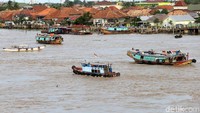 Perahu-perahu di Sungai Musi siap mengantar penumpang yang akan menuju ke Pulau Kemaro, kabupaten Musi Banyuasin, jalur Sujian dan Sungai Baung atau hanya sekedar menyeberang ke pasar rakyat 16 Ilir.
