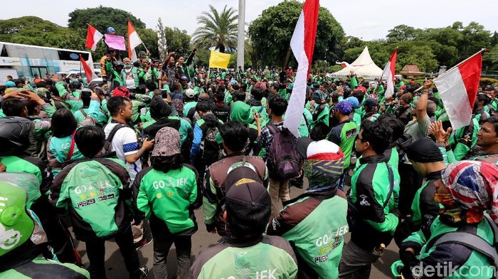 Para driver ojek online (ojol) yang tergabung dari sejumlah perusahaan berunjukrasa di depan Istana Negara, Jakarta, Kamis (23/11/2017). Mereka mendesak pemerintah mengeluarkan regulasi ojek online yang mengatur tarif.