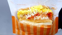 Ini bisa jadi sarapan atau makan siang. Korean Egg Toast yang populer di Myeongdobg adalah Issac Toast. Dibuat dengan roti yang isiannya berupa sayuran, ham dan diberi paduan telur serta taburan gula. Nyam! Foto: Daniel Food Diary