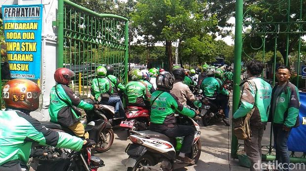 Pelat motor mereka ditutupi kresek hitam. 