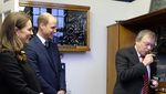 Tatapan Cinta Pangeran William ke Kate Middleton Saat Blusukan