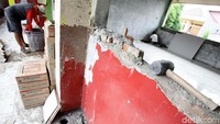 Rehabilitasi berat 119 sekolah dari tingkat SD, SMP, dan SMA itu menggunakan APBD 2017 yang dianggarkan Suku Dinas Pendidikan masing-masing wilayah.