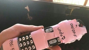 Remote TV ditempel kertas dan tulisan biar tidak bingung harus pencet yang mana. (Foto: Boredpanda)