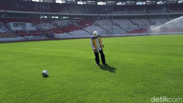 Menteri PUPR Basuki Hadimuljono Jajal Tendang Bola di Stadion GBK