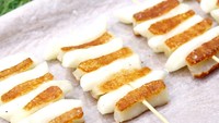 Bagi pecinta keju sebaiknya merapat ke sini. Sate unik ini dibuat dari rice cake yang dibalut dengan keju mozarella dan dipanggang.  Foto: Daniel Food Diary