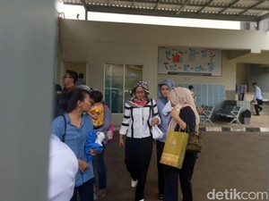 Usai Jenguk Suaminya, Istri Setya Novanto Hanya Diam