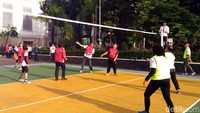 Tim Kemenkeu menengok ke atas melihat arah datangnya bola.