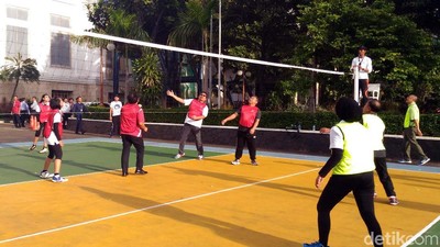Serunya Bos OJK dan Kemenkeu Tanding Voli