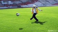 Begini gaya Basuki menyepak bola ke arah gawang.