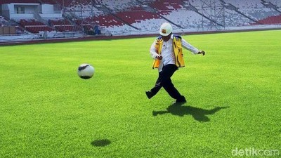 Pakai Helm Proyek, Menteri PUPR Tendang Bola di Stadion GBK