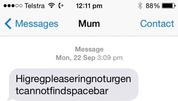 Ketika sang ibu kesulitan mencari tombol spasi. Foto: Boredpanda