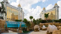 Bersantai sambil menikmati arus kolam, ada juga sungai buatan yang mengalir. Bahkan, ada salah satu area yang punya terowongan transparan (Hotel Okura Makau)