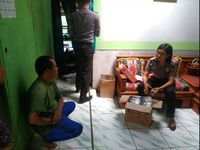 Duet Bareng Babinsa, Polwan Sukabumi Gerebek Lapak Miras