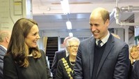 Tatapan cinta William ke Kate di sela kunjungan ke pabrik peluit tersebut.
