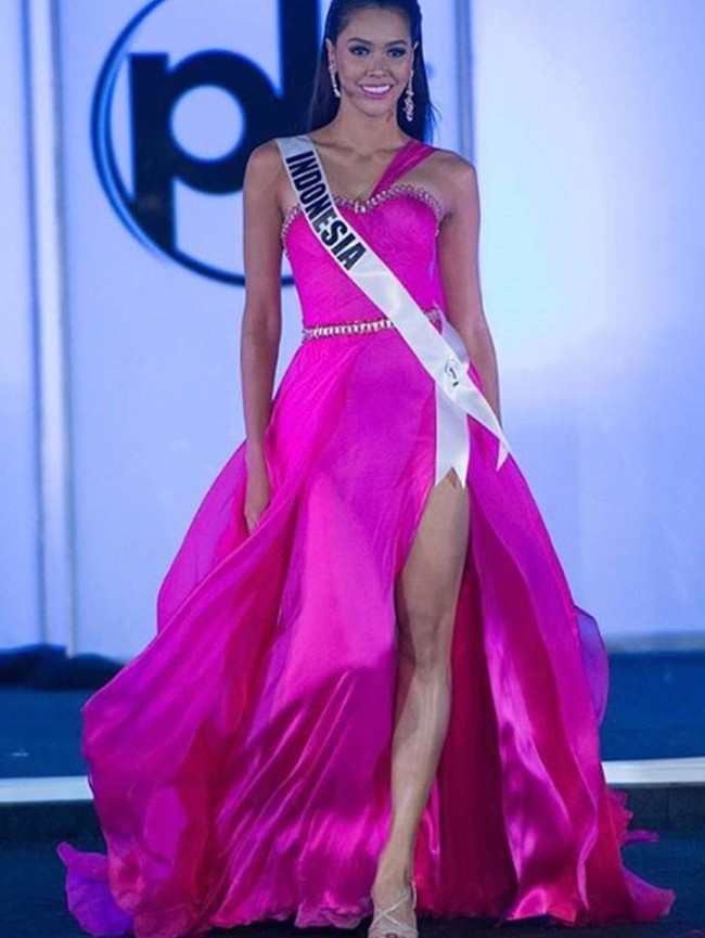 Bunga Jelitha tampil percaya diri saat preliminary show yang berlangsung di Las Vegas, Amerika Serikat, Selasa (21/11/2017). Preliminary show merupakan ajang penjurian di mana para finalis tampil berlenggak-lenggok mengenakan gaun malam dan busana renang. Foto: Dok. Instagram Bunga Jelitha