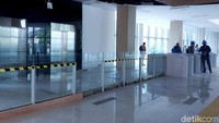 Interior stasiun Sudirman Baru tampak modern dengan sentuhan kelir dominan putih dipadu warna-warna monokrom hitam dan abu-abu.