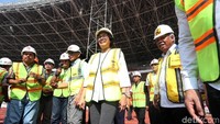 Menteri Keuangan Sri Mulyani dan rombongan meninjau SUGBK, Kamis (23/11/2017). Dia tak menyangka renovasi SUGBK menunjukkan laju impresif.