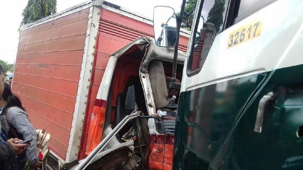 Truk Peti Kemas 'Adu Banteng' Lawan Mobil Boks di Palembang