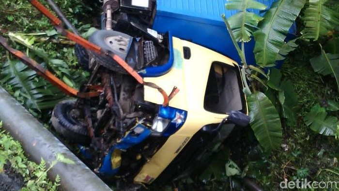 Mobil Boks Terjun Bebas ke Dalam Jurang di Banjarnegara