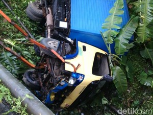 Mobil Boks Terjun Bebas ke Dalam Jurang di Banjarnegara