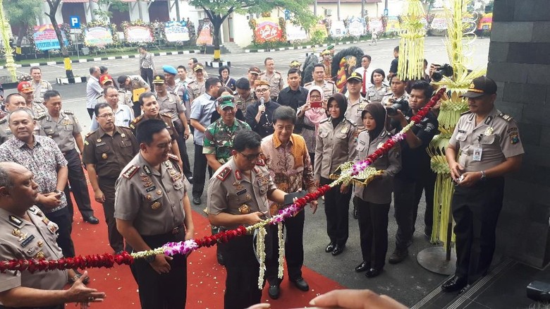 Kapolda Jatim Resmikan Gedung Pelayanan Publik Polrestabes Surabaya Kapolda Jatim Resmikan Gedung Pelayanan Publik Polrestabes Surabaya