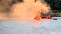 Sejumlah kader Baguna PDIP ikut dalam demontrasi pertolongan korban tenggelam.