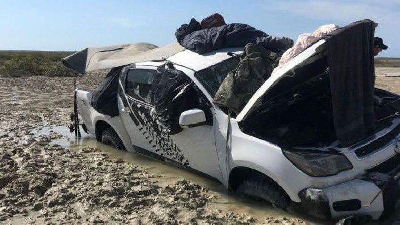 Dikelilingi Buaya, Dua Pria Australia Ini Terpaksa Tidur di Atap Mobil Dikelilingi Buaya, Dua Pria Australia Ini Terpaksa Tidur di Atap Mobil